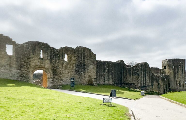 Ein Castle und ein Abbey
